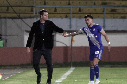 Felicitación. Ismael Rescalvo (i), entrenador de Emelec, extiende su mano a Joao Rojas, autor del único gol azul frente al Cuenca.
