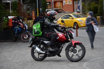 Trabajo. Los repartidores se ven expuestos a muchos peligros durante su trabajo y la legislación municipal podría mejorar sus condiciones laborales.