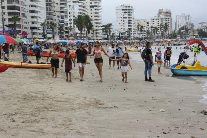 Un mayor número de bañistas se observó en la playa de Salinas, ayer en la tarde.