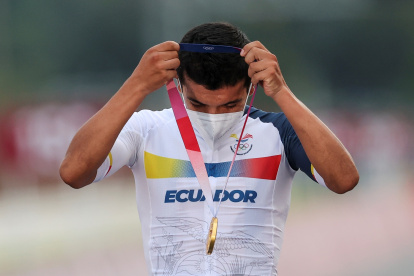 Richard Carapaz se pone la medalla oro tras ganar la prueba de ruta del ciclismo en los Juegos Olímpicos de Tokio