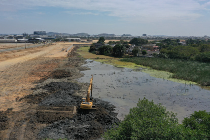 Relleno. Sin ningún control, una compañía ha entrado al canal y lo ha rellenado. El Municipio de Durán pidió sanciones en un informe técnico. Este Diario solicitó, además, una entrevista con los responsables.
