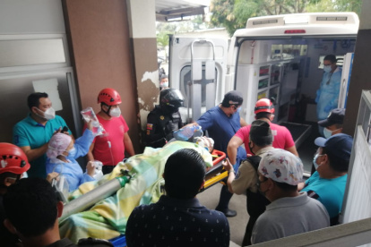 El uniformado fue agredido mientras esperaba el cambio de semáforo, durante su patrullaje en las calles de Quevedo.