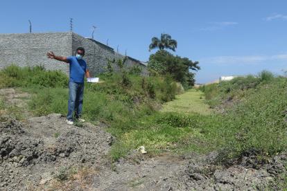 Un vecino de la zona muestra el sector afectado.