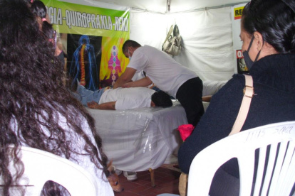 El colombiano Hernando Niño en plena faena, cuando todavía funcionaba su carpa en la feria artesanal del Malecón del Río. Las terapias eran con ropa y entretenían a los visitantes del lugar.