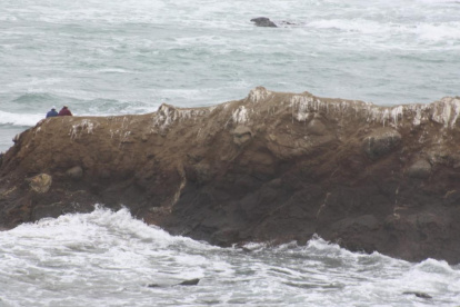 Los dos jóvenes se ubicaron en la punta del islote que estaba rodeado de agua.