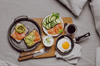 Alimentos ricos en nutrientes como omega 3 y zinc.