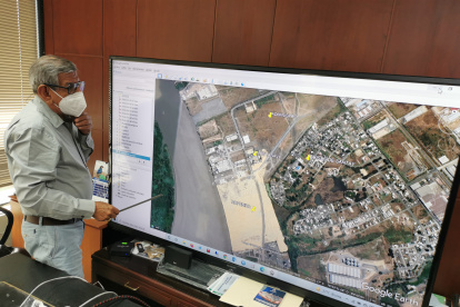 Escenario. El empresario Enrique Andrade muestra el área que la compañía involucrada compró alrededor.