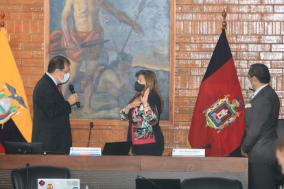 Juramento. La nueva vicealcaldesa, Brith Vaca, aceptó la designación frente al alcalde Santiago Guarderas.