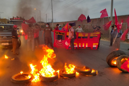 Alrededor de cien personas participaron en la protesta.