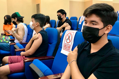 Un grupo de chicos de planteles portovejenses, luego de recibir sus respectivas dosis