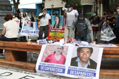 Los familiares se reunieron cerca de la Fiscalía de la Merced, en el centro de Guayaquil