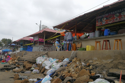 El malecón. Así quedó parte de la acera del malecón, ayer la escena era la misma en el sitio