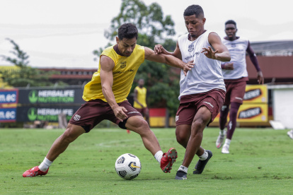 Matías Oyola y Jhonatan Perlaza disputan el balón en la última práctica torera.