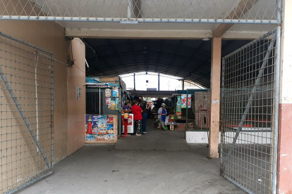 Apenas 4 comerciantes, con suerte, atienden a diario en el establecimiento.