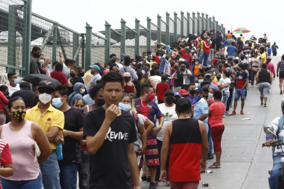 Vacunación. En los exteriores de la Casa de la Música de Guayaquil se dio una masiva participación de ciudadanos que deseaban vacunarse.