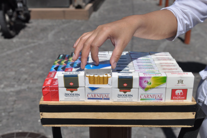 VENTA DE CIGARRILLOS EN LA PLAZA FOCH, PRODUCTO DE CONTRABANDO QUE NO PAGA IMPUSTOS EN EL PAIS 21 de julio de 2021 KARINA DEFAS Agencia (ag-expreso ag-extra ag-quito)