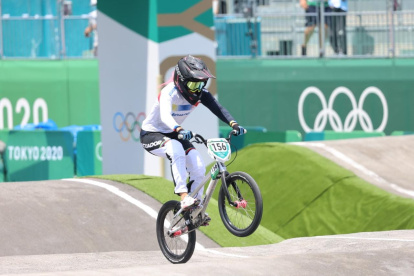 Doménica Azurero llega de tercera en su primer heat y debut de los juegos olímpicos.