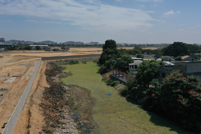 Lago. El cuerpo de agua de la ciudadela duraneña es el único remanente natural en ese sector industrial.