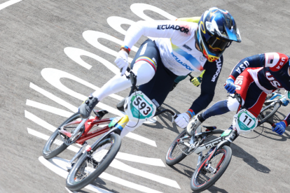 Alfredo Campo sufrió una caída en su primer heat, pero se recuperó con éxito.
