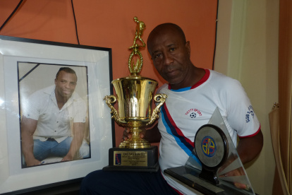 Ermen Benítez aún conserva una foto y trofeos que ganó su hijo cuando jugaba fútbol.