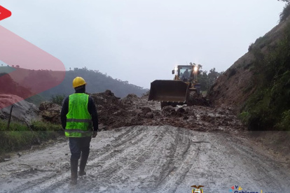 Un trabajador del Ministerio de Transporte y Obras observa la maquinaria pesada realizando tareas de limpieza.