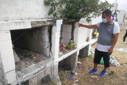 Hecho. Kléver Chalén muestra el estado en el que quedaron las tumbas.