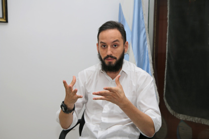 Ingeniero ambiental por la Universidad Agraria. Tiene un diplomado en Gestión Integral de Riesgos y Desastres y otro en Gobernanza y Liderazgo Político.