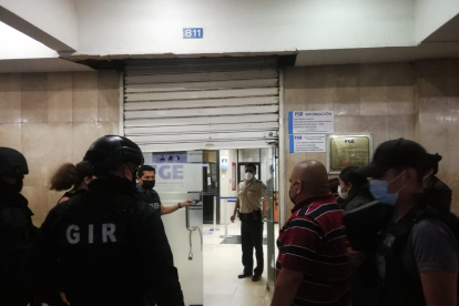 Agentes de la Fiscalía y de la Policía Nacional realizaron un operativo dentro de la dependencia de La Merced, en el centro de Guayaquil.