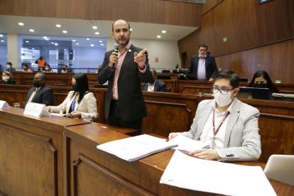 El asambleísta interpelante, Juan Sebastián Lloret, en su intervención durante la etapa de comparecencias ante la Comisión de Fiscalización.