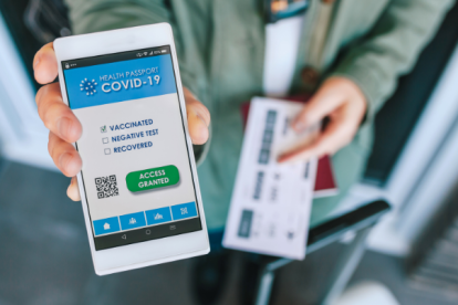 El Gobierno español no prevé poner en marcha un pasaporte covid, no por ahora.