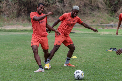 Gabriel Cortez (derecha) se perfila para jugar como titular, a pesar del regreso de Damián Díaz.