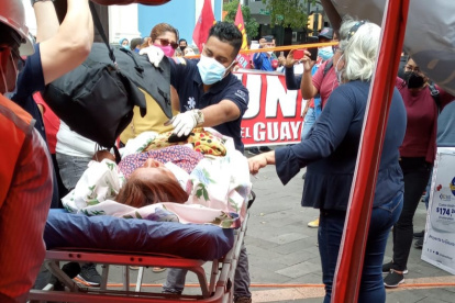 Miriam Figueroa fue llevada en una camilla hasta el hospital del IESS de Guayaquil.