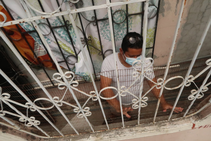 Las casas de los habitantes de la ciudadela están cerradas con rejas y alambres. Varias peatonales han corrido la misma suerte.