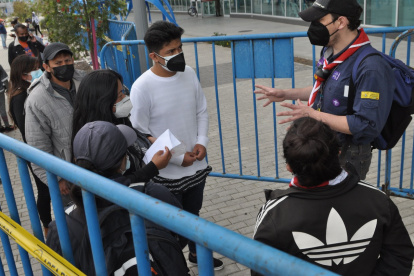 Quito. Un joven boy scout da información sobre las vacunas. Él es voluntario del Ministerio de Salud Pública.