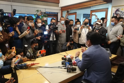 Ya en el despacho municipal agregó que no tomará acciones legales en contra de Santiago Guarderas, quien ya se había posicionado en el cargo y tomado algunas decisiones que quedarían también sin efecto.