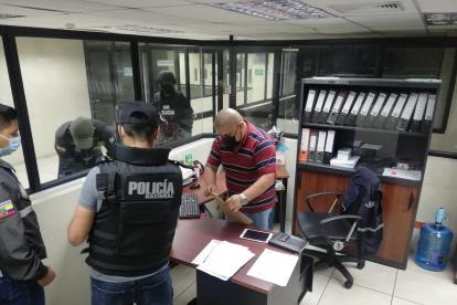 Procedimiento. El área donde labora la funcionaria fue revisada por la policía y agentes de Transparencia.