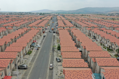 Panorámica. Así luce el plan habitacional Mi Lote, en Villa Bonita, donde la empresa constructora afirma que el contrato solo contempla la construcción de casas y no la urbanización de la zona.