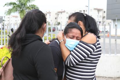 Familiares del conductor Gonzalo Romero Vera lloran su muerte.