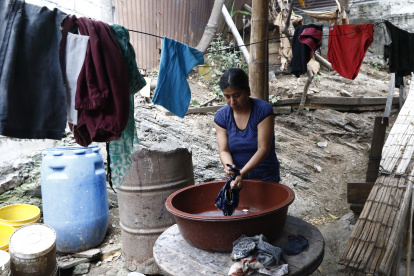 En la cooperativa El Mirador, zona de Monte Sinaí, norte de Guayaquil, July Pincay sostiene a su familia de siete personas, incluidos dos adultos mayores, con los ingresos que percibe por lavar ropa.