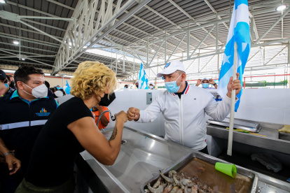 Referencial. Cynthia Viteri muestras sus músculos.