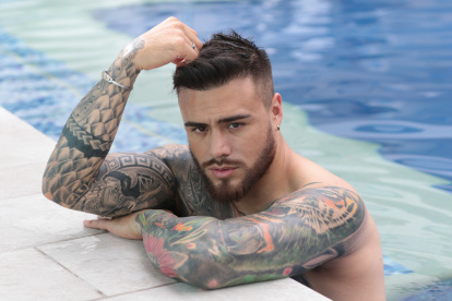 Ricardo Delgado, quien suele "incendiar" las redes sociales, se dio a conocer en el reality Calle 7 (TC)