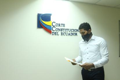 Fernando Alburquerque, uno de los líderes, afuera de la Corte Constitucional, donde se analizará la consulta.