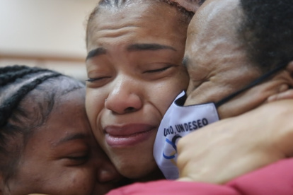Familiares de Neisi Dajomes lloran al confirmarse la medalla de oro en los Juegos Olímpicos