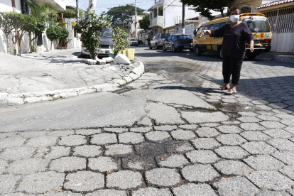 Las vías. Este es el panorama en las calles de las cuatro manzanas. En algunas aceras, los huecos son similares.