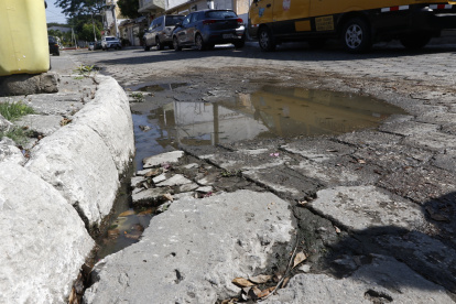 Pedazos de concreto desiguales y rotos, permanecen en el recorrido.