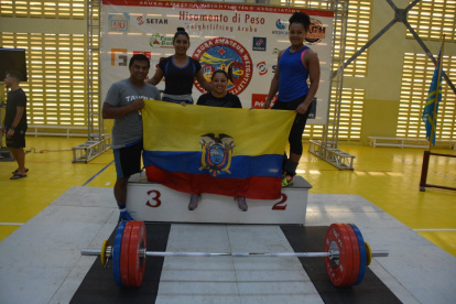 Neisi, de pie a la derecha, junto a parte del equipo con el que se inició, entre ellos Walter Llerena, a la izquierda.