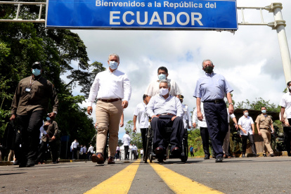 El expresidente LenÍn Moreno y su homólogo colombiano, Iván Duque, cuando recorrieron el Puente de Mataje, donde constataron el avance de obra.