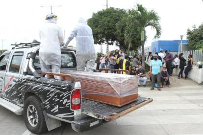 En la época en que falleció la abuela de Katherine, la manipulación de féretros se llevaba a cabo bajo estrictos protocolos de bioseguridad. No podían realizarse velorios ni sepelios.