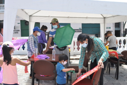 Capacitación. El taller de elaboración de cometas tuvo acogida y se respetó  las medidas de bioseguridad.