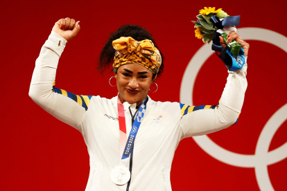 Tamara Salazar celebra luego de ganar la presea de plata en los Olímpicos de Tokio.